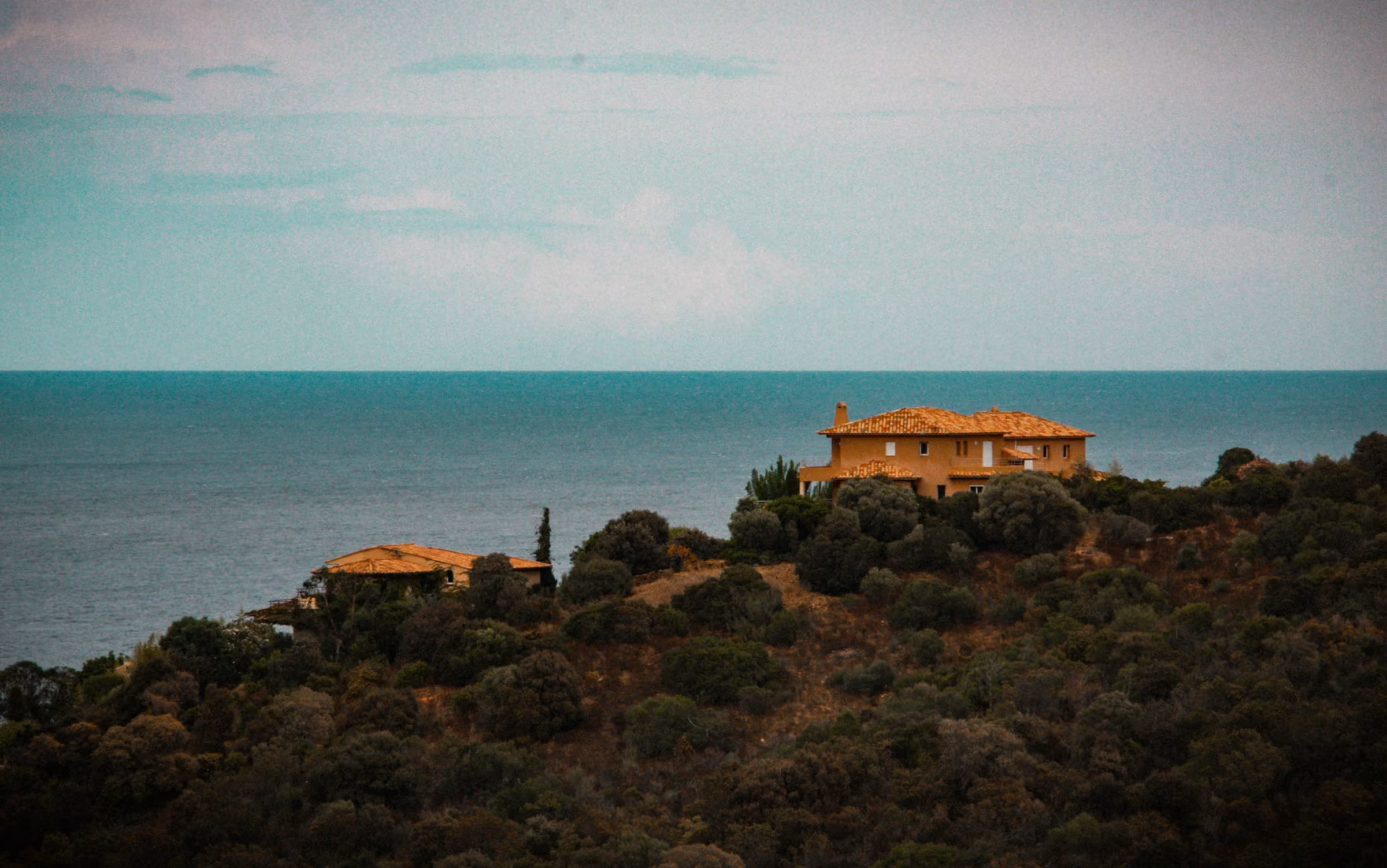 Cases mediterrànies amb teulada de terracota en un turó amb vistes al mar