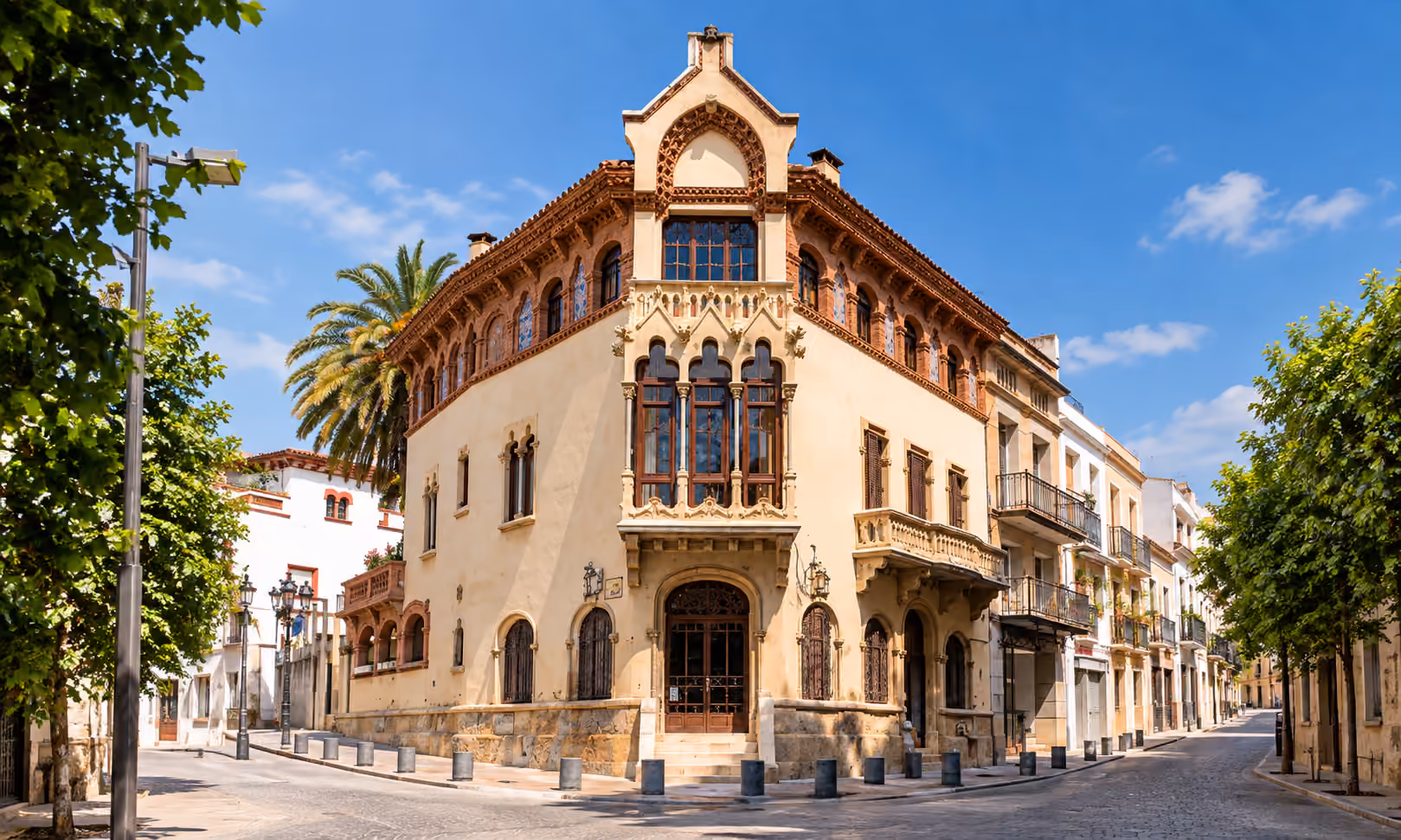 Edifici modernista en una cantonada del centre de Canet de Mar