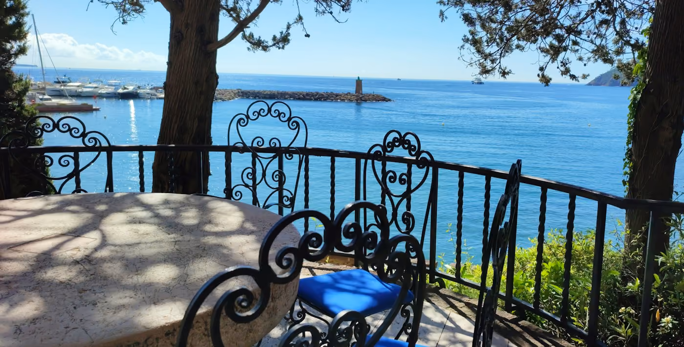Balcó amb taula i cadires amb vistes al mar
