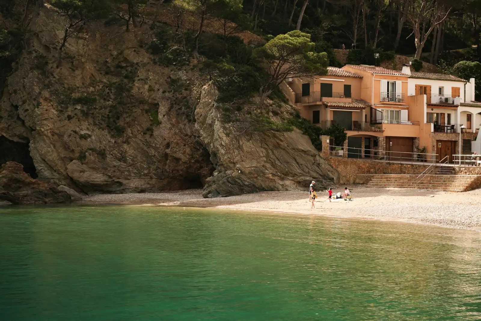 Casa mediterrània al costat d’una cala d’aigua transparent