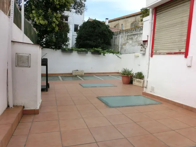 Casa de poble a Canet de Mar: Casa amb local comercial i llicència turística
